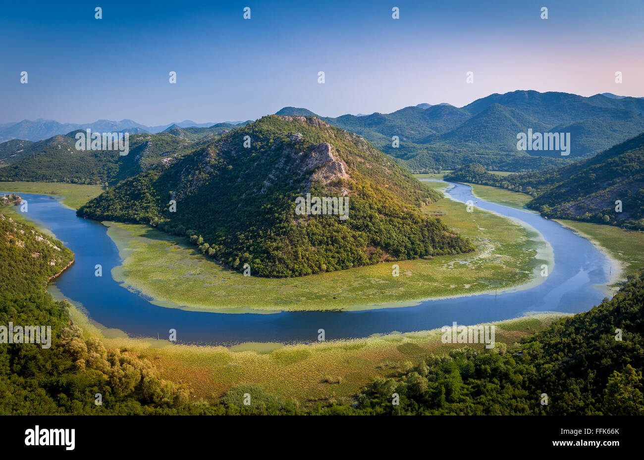 Fluss Crnojevica Canyon Aussichtspunkt zwischen den Bergen von Montenegro Stockfoto
