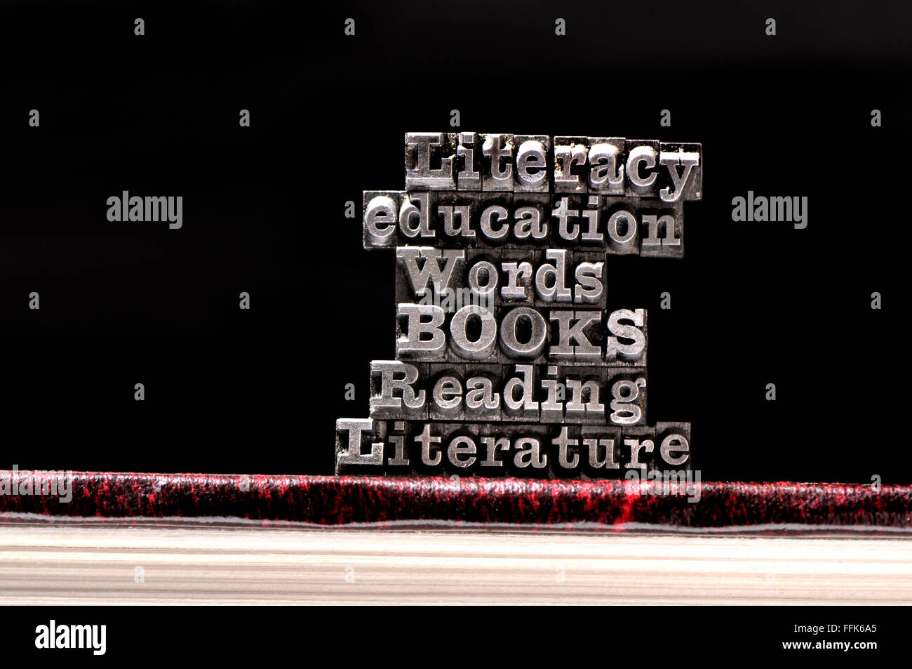 Buchdruck Zeichen Rechtschreibung aus Bildungs- / Alphabetisierung Wörter an einem Buch Stockfoto
