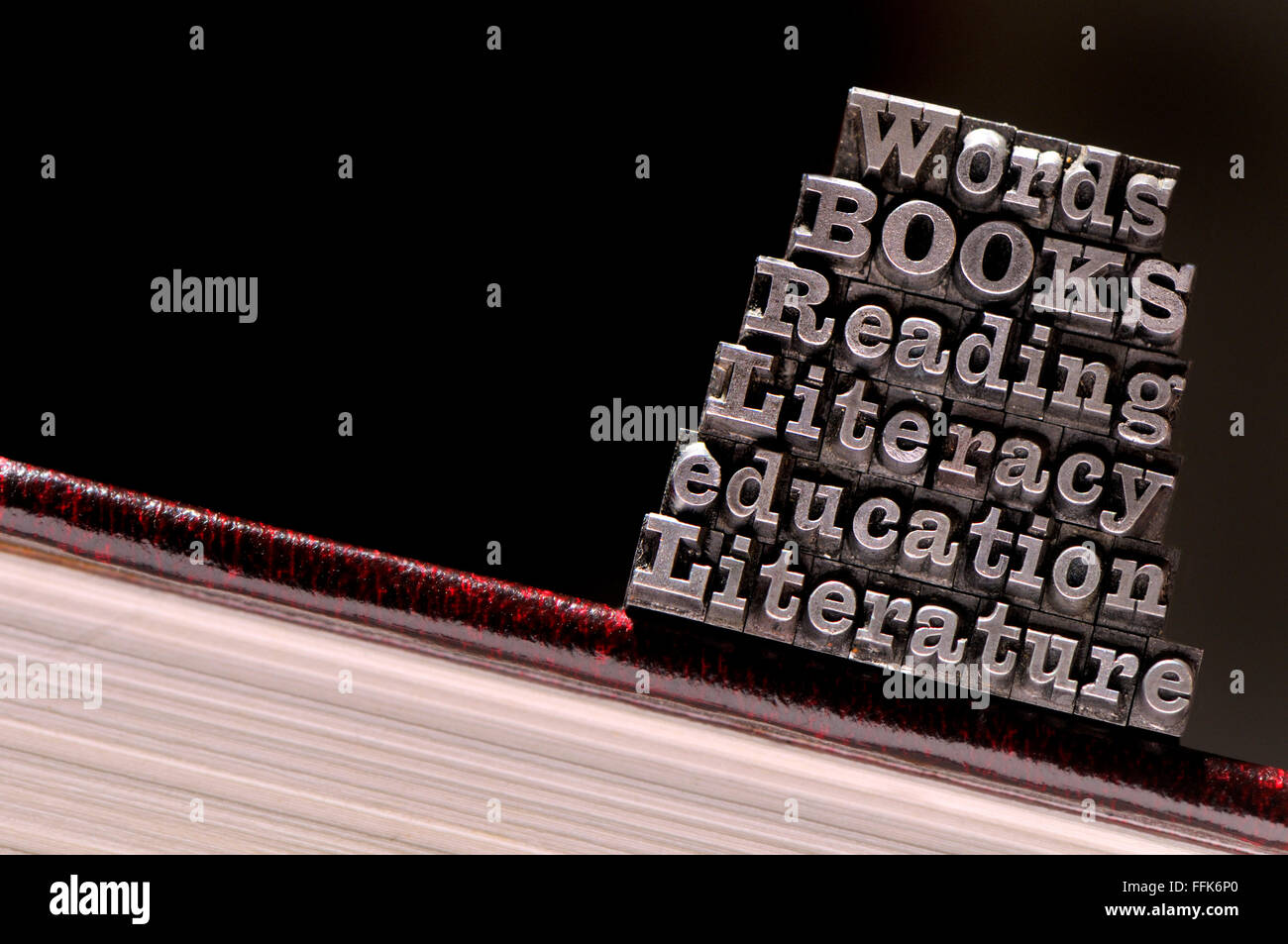 Buchdruck Zeichen Rechtschreibung aus Bildungs- / Alphabetisierung Wörter an einem Buch Stockfoto