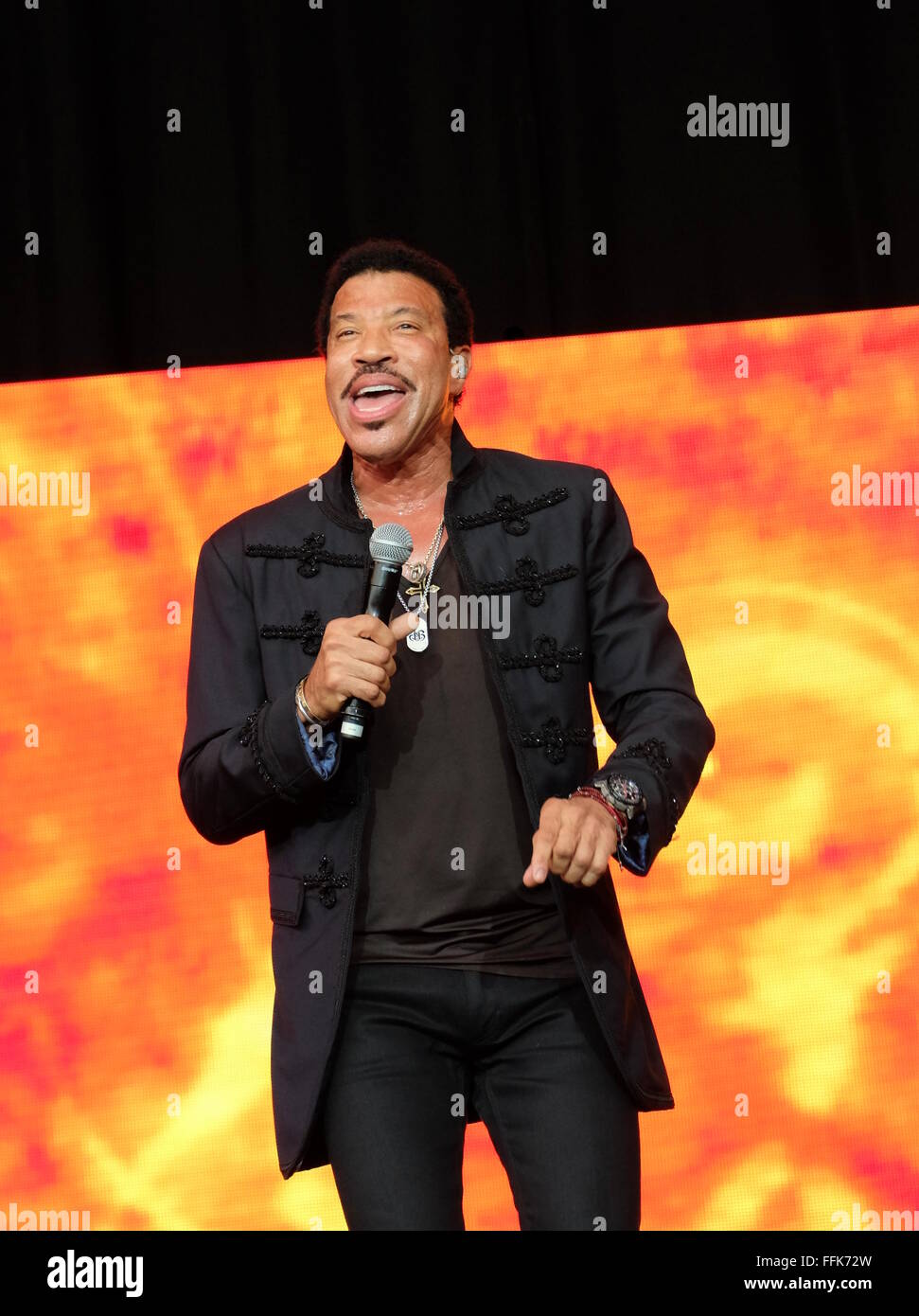 Glastonbury Festival, 28. Juni 2015, UK. Lionel Richie führt live auf der Bühne der Pyramide am Finaltag von Glastonbury Stockfoto