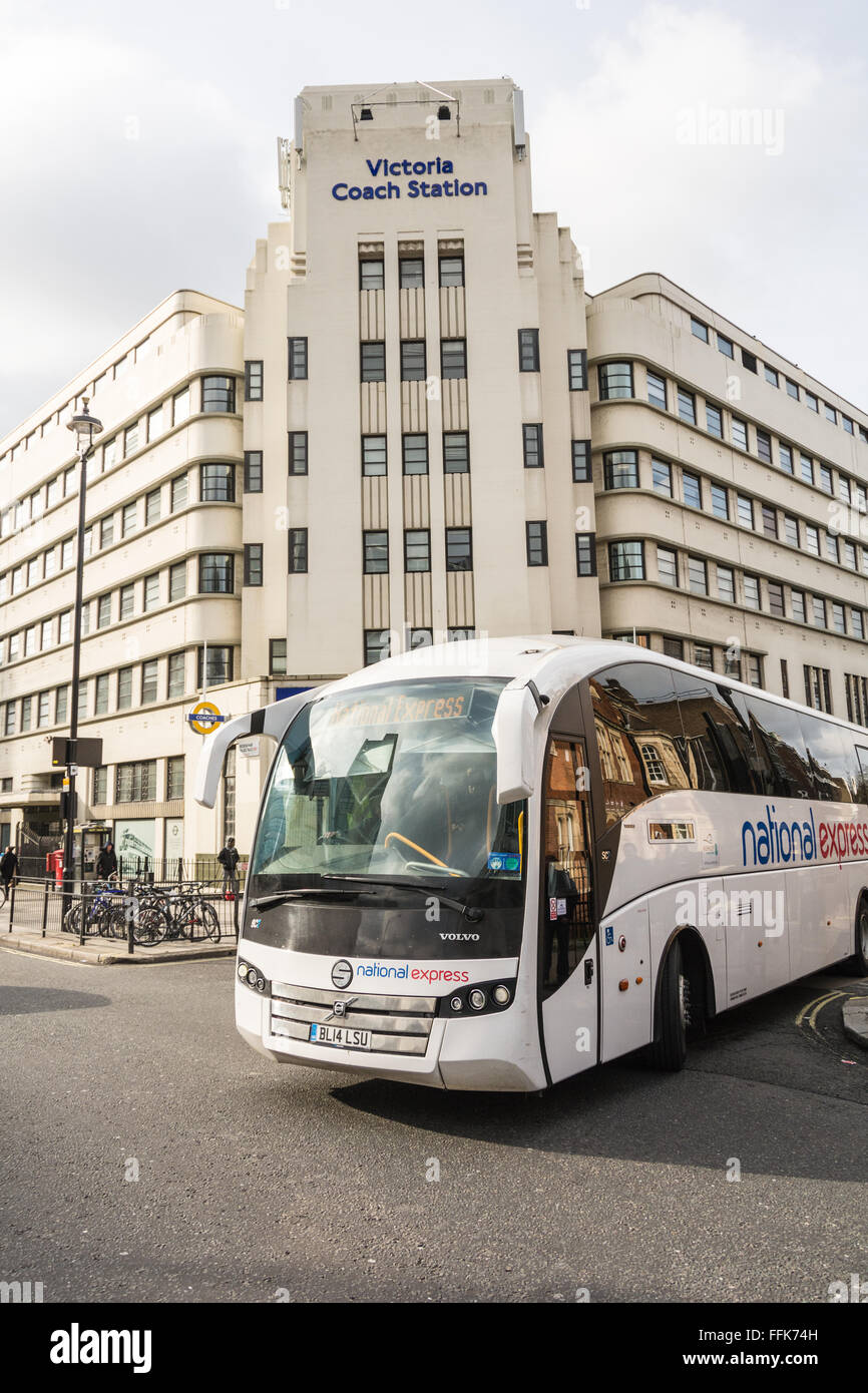 Das Äußere des Victoria Coach Station im Zentrum von London mit dem National Express Bus Abfahrt Stockfoto