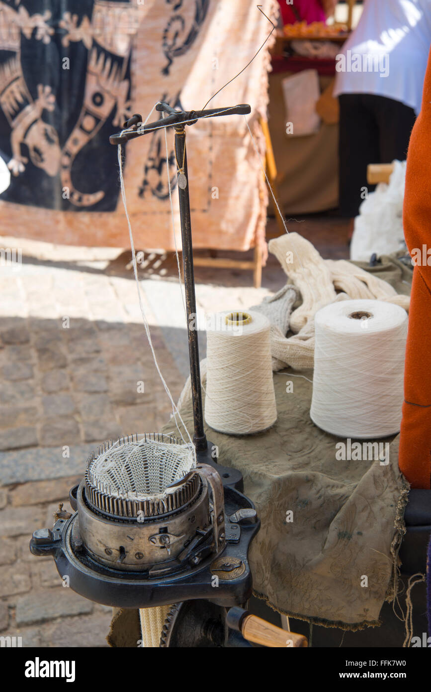 Webstuhl und Walzen des Gewindes. Mittelalterliche Flohmarkt, Doña Urraca Square, Covarrubias, Burgos Provinz Kastilien-Leon, Spanien. Stockfoto