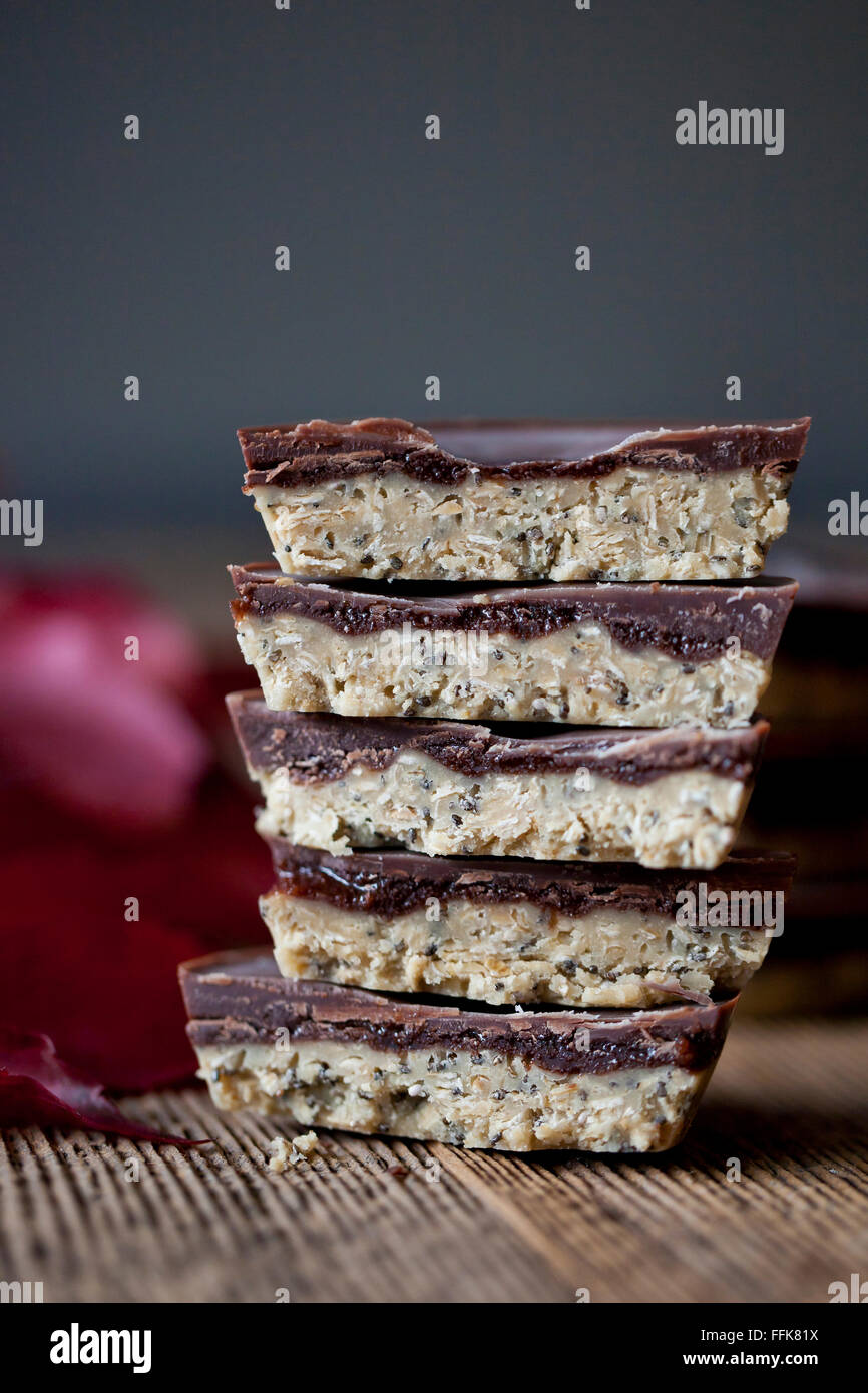 Stapel von gesunden rohe Cashew Butter Schokolade Tassen Stockfoto