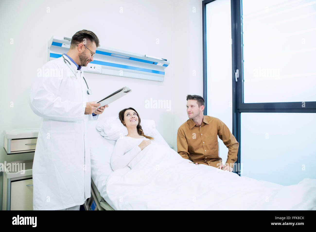 Arzt mit Patienten im Krankenzimmer des Krankenhauses Stockfoto