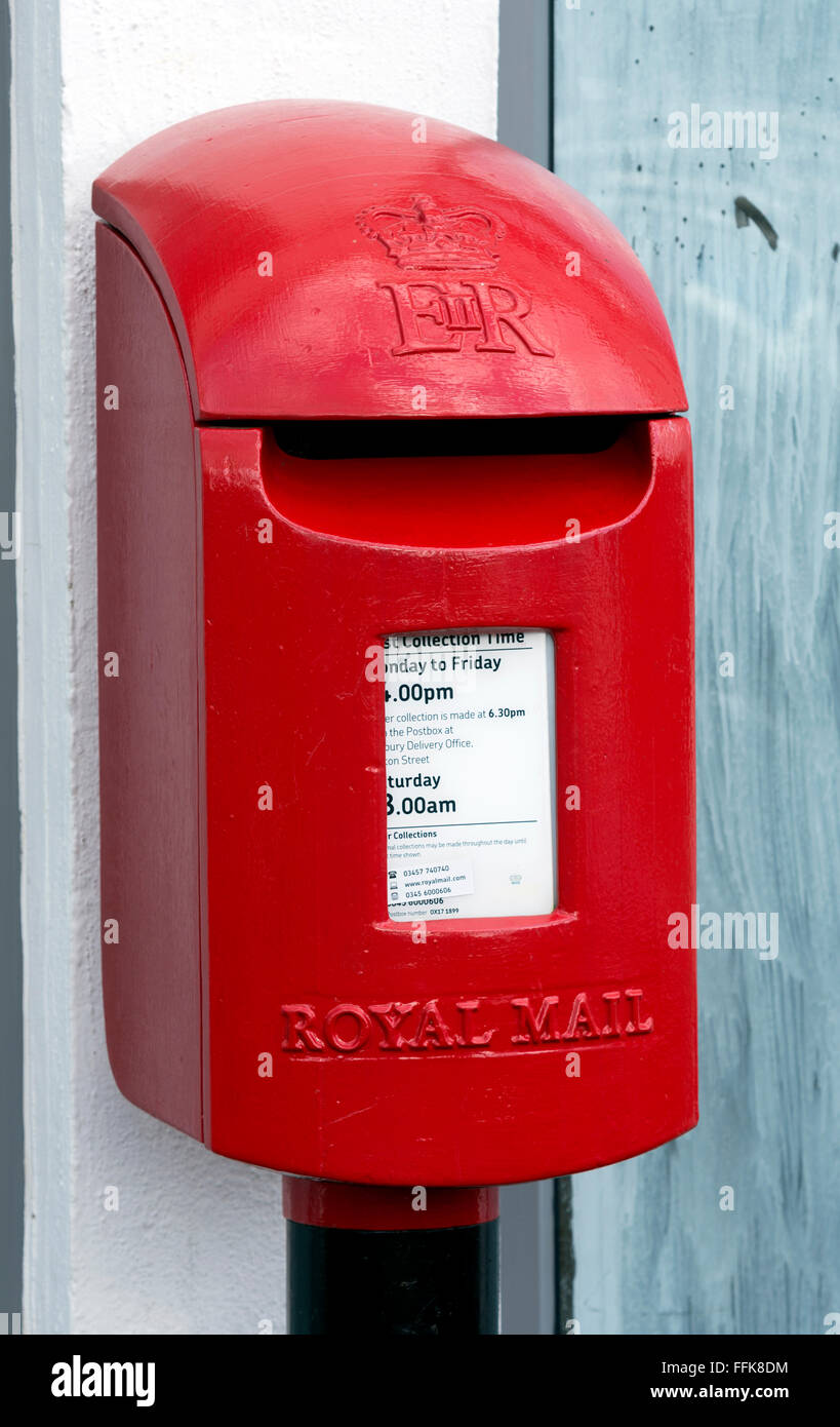 Ungewöhnliche "Bantam-Box"-Briefkasten in Cropredy, Oxfordshire, Vereinigtes Königreich Stockfoto