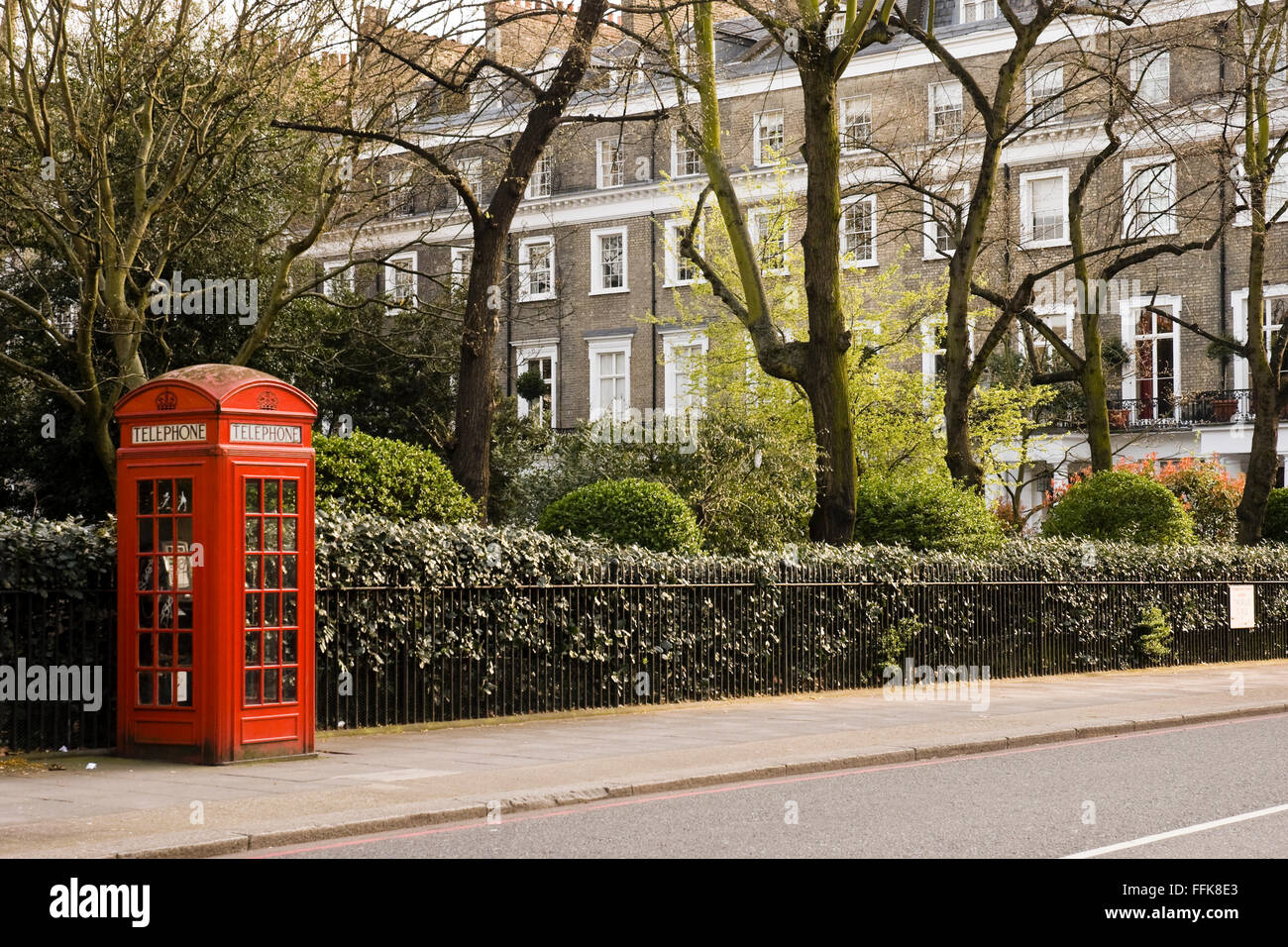 Rote Telefonzelle in Thurloe Place, South Kensington. Royal Borough of Kensington und Chelsea, London, England, Vereinigtes Königreich Stockfoto