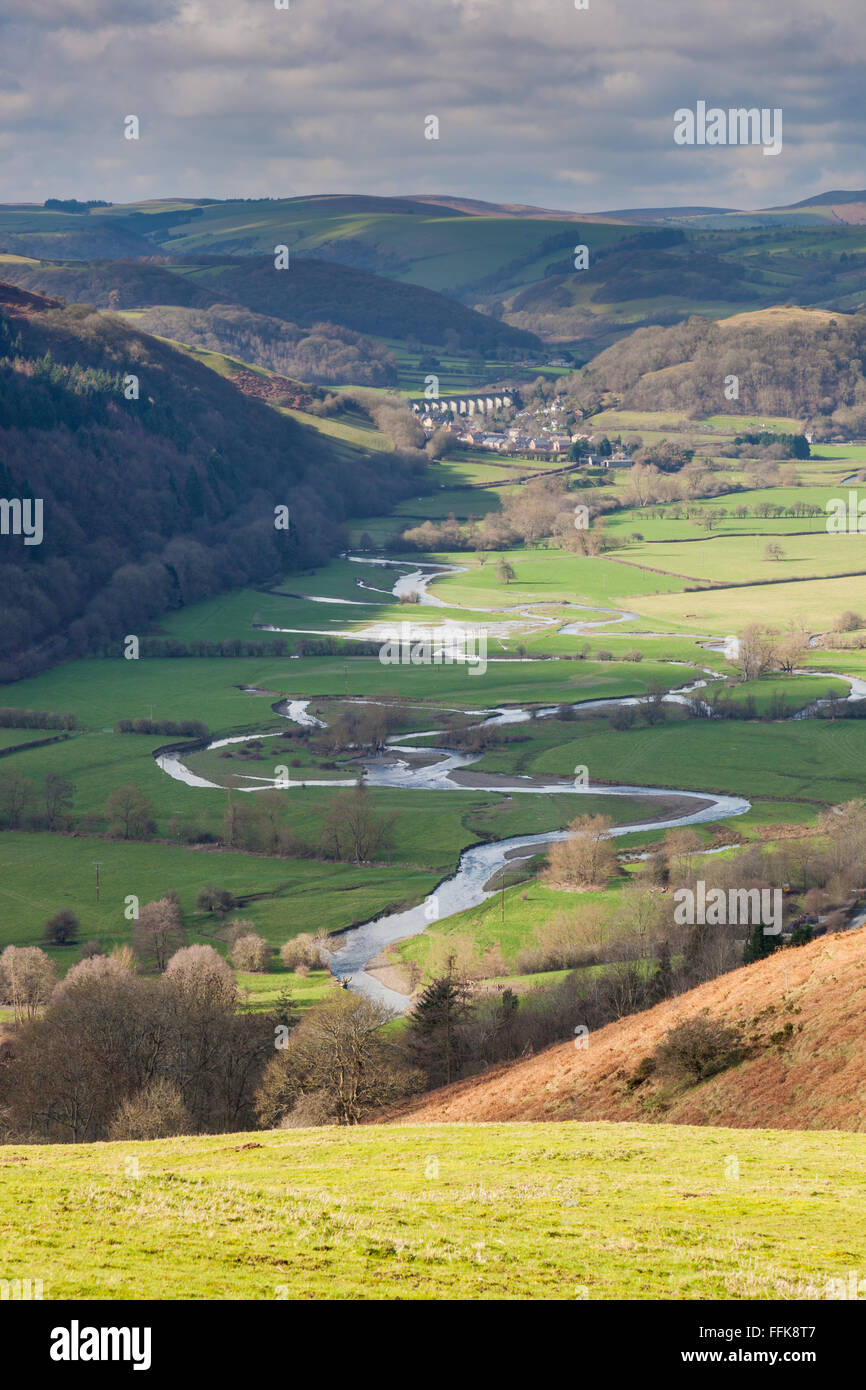 Fluß Teme schlängelt sich durch das tem-Tal von Knucklas in Richtung Knighton entlang der Englisch-walisischen Grenze, Shropshire, UK Stockfoto