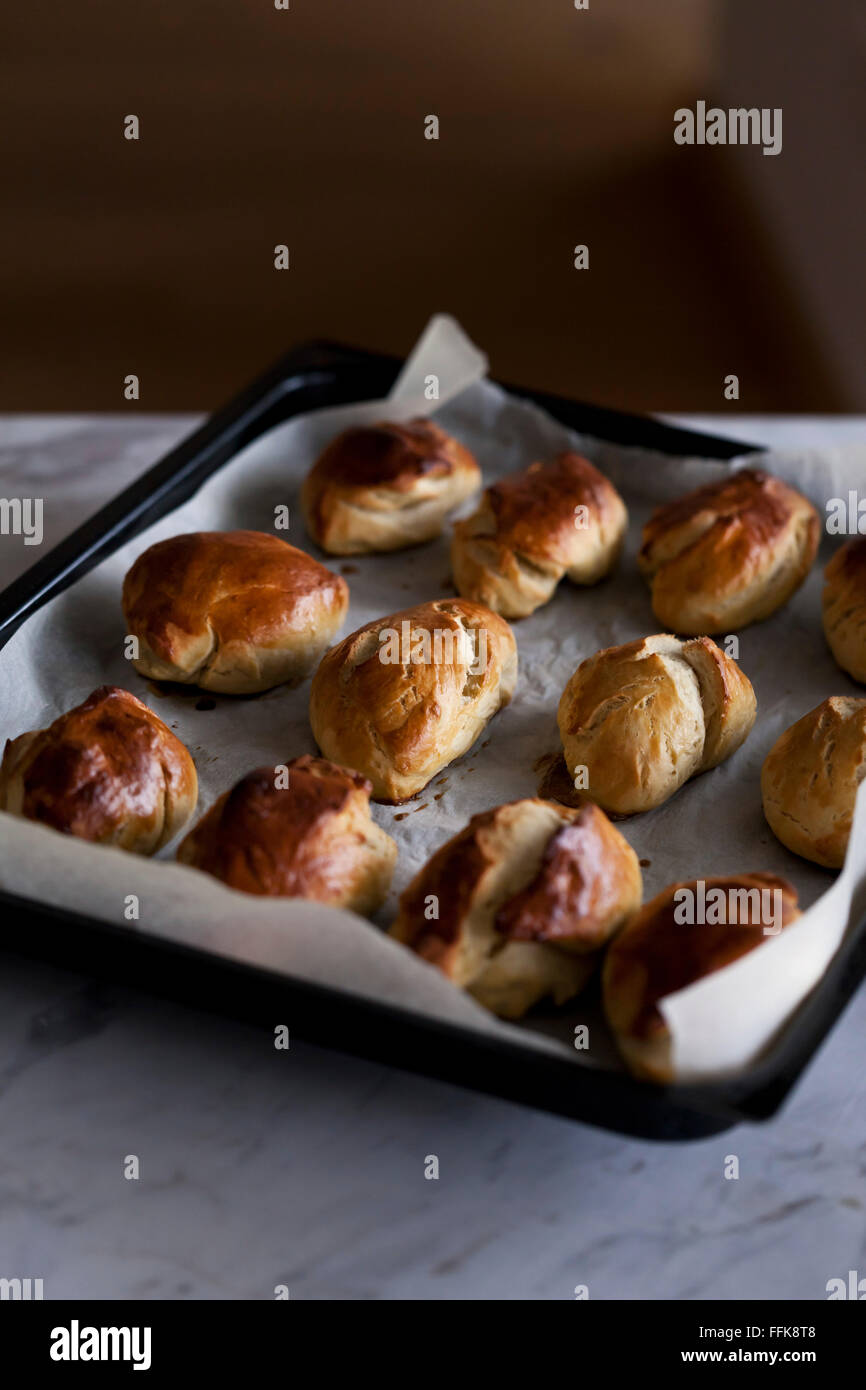 Frisch gebackene Butter-Brötchen auf ein Backblech Stockfoto