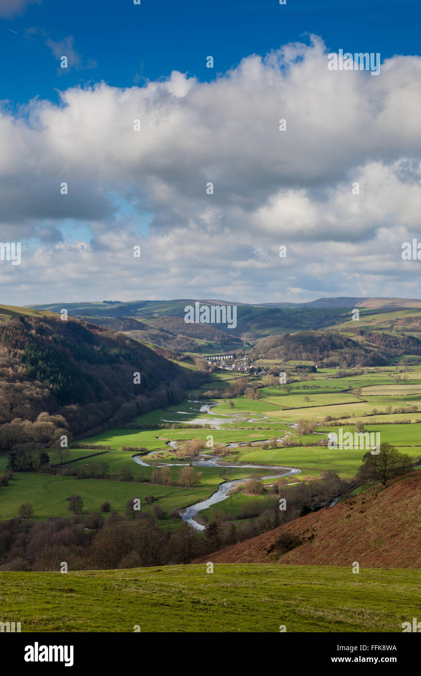 Fluß Teme schlängelt sich durch das tem-Tal von Knucklas in Richtung Knighton entlang der Englisch-walisischen Grenze, Shropshire, UK Stockfoto