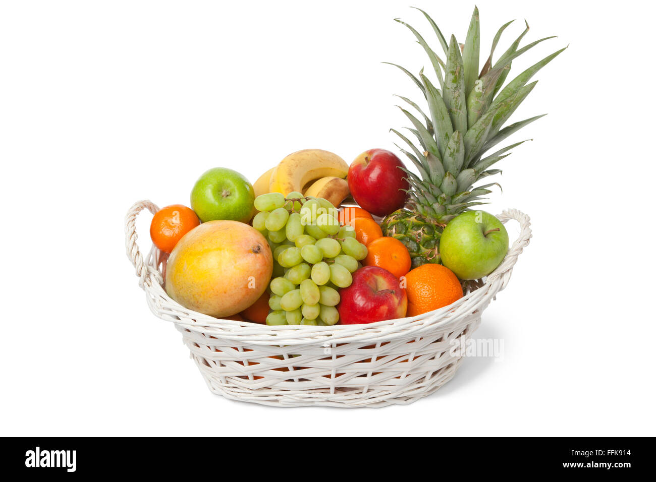 Weißer Korb mit einer Vielzahl von frischem Obst auf weißem Hintergrund Stockfoto