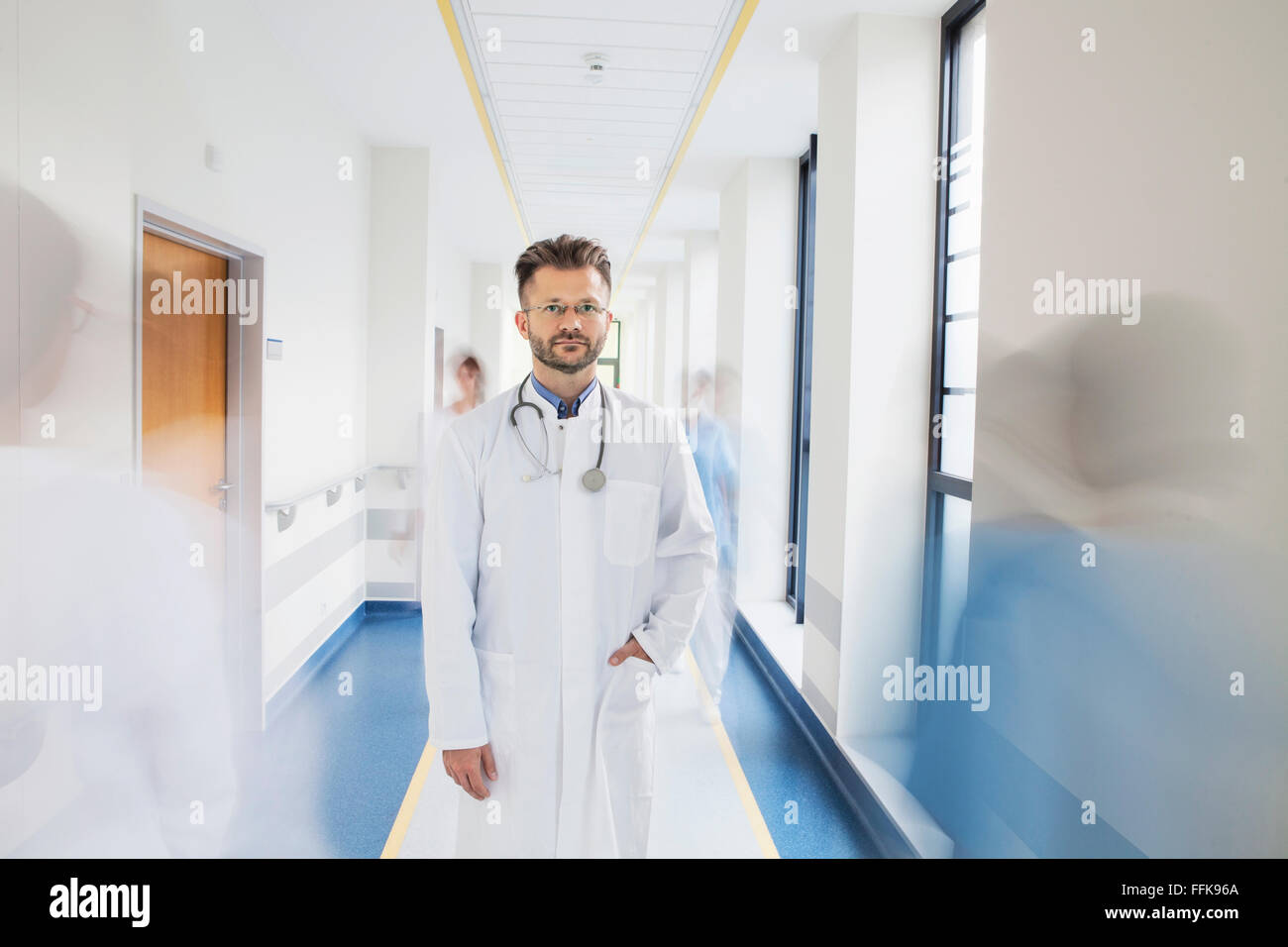 Arzt im Korridor der medizinischen Klinik stehen Stockfoto