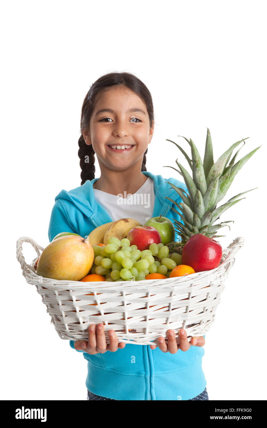 Kleines Mädchen trägt einen Korb mit Obst auf weißem Hintergrund Stockfoto