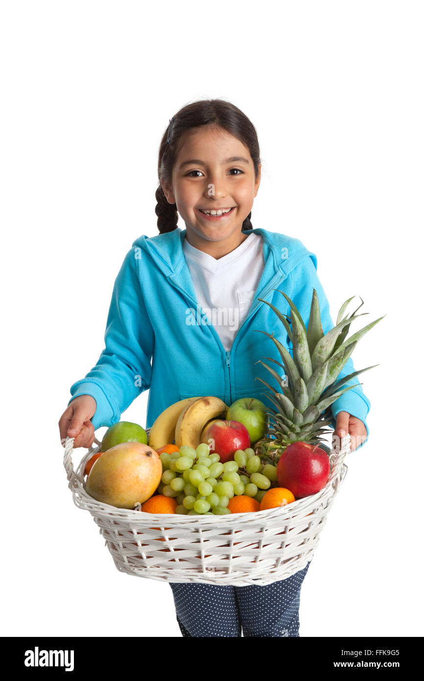 Kleines Mädchen trägt einen Korb mit Obst auf weißem Hintergrund Stockfoto