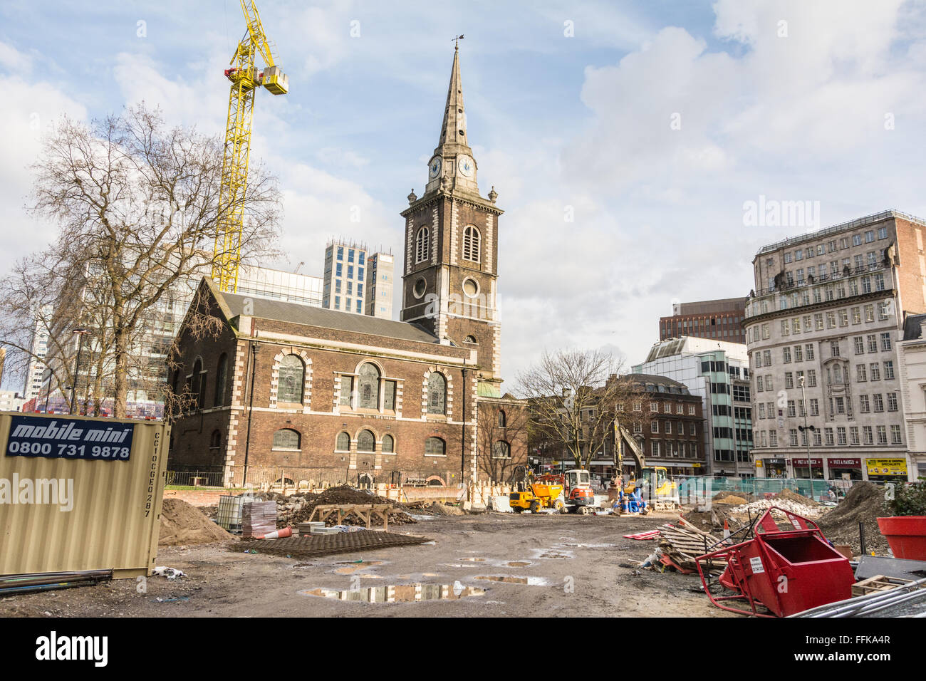 Allgegenwärtige Bau in der City of London als neue Entwicklungen vor St Botolph ohne Aldgate sprießen Stockfoto