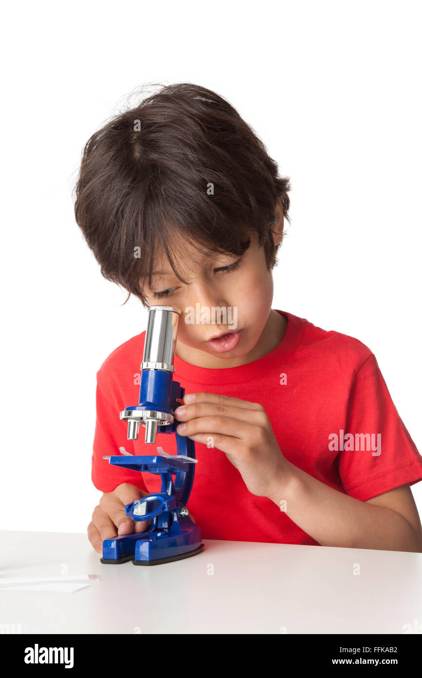 Kleiner Junge Blick durch ein Mikroskop auf weißem Hintergrund Stockfoto