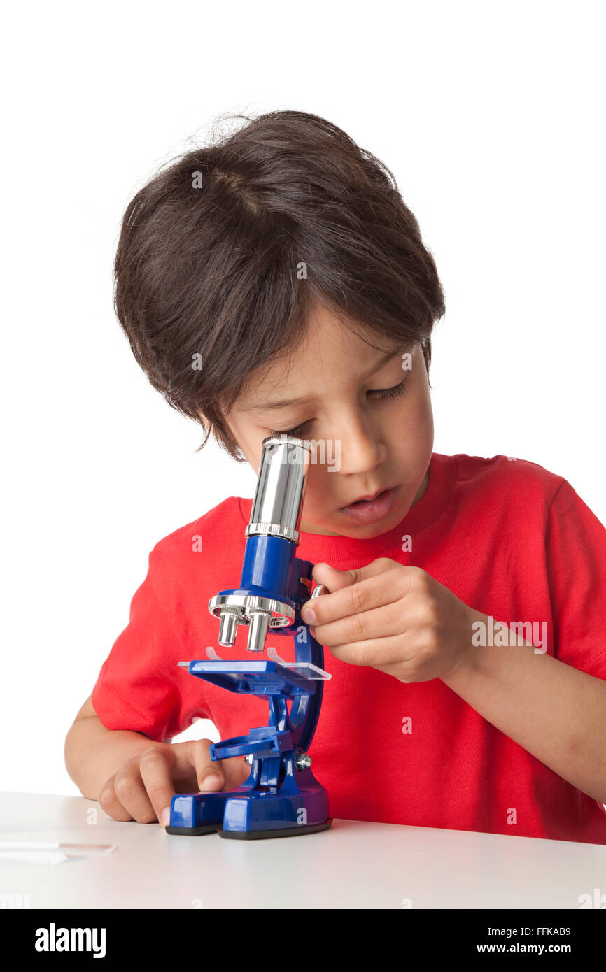 Kleiner Junge Blick durch ein Mikroskop auf weißem Hintergrund Stockfoto