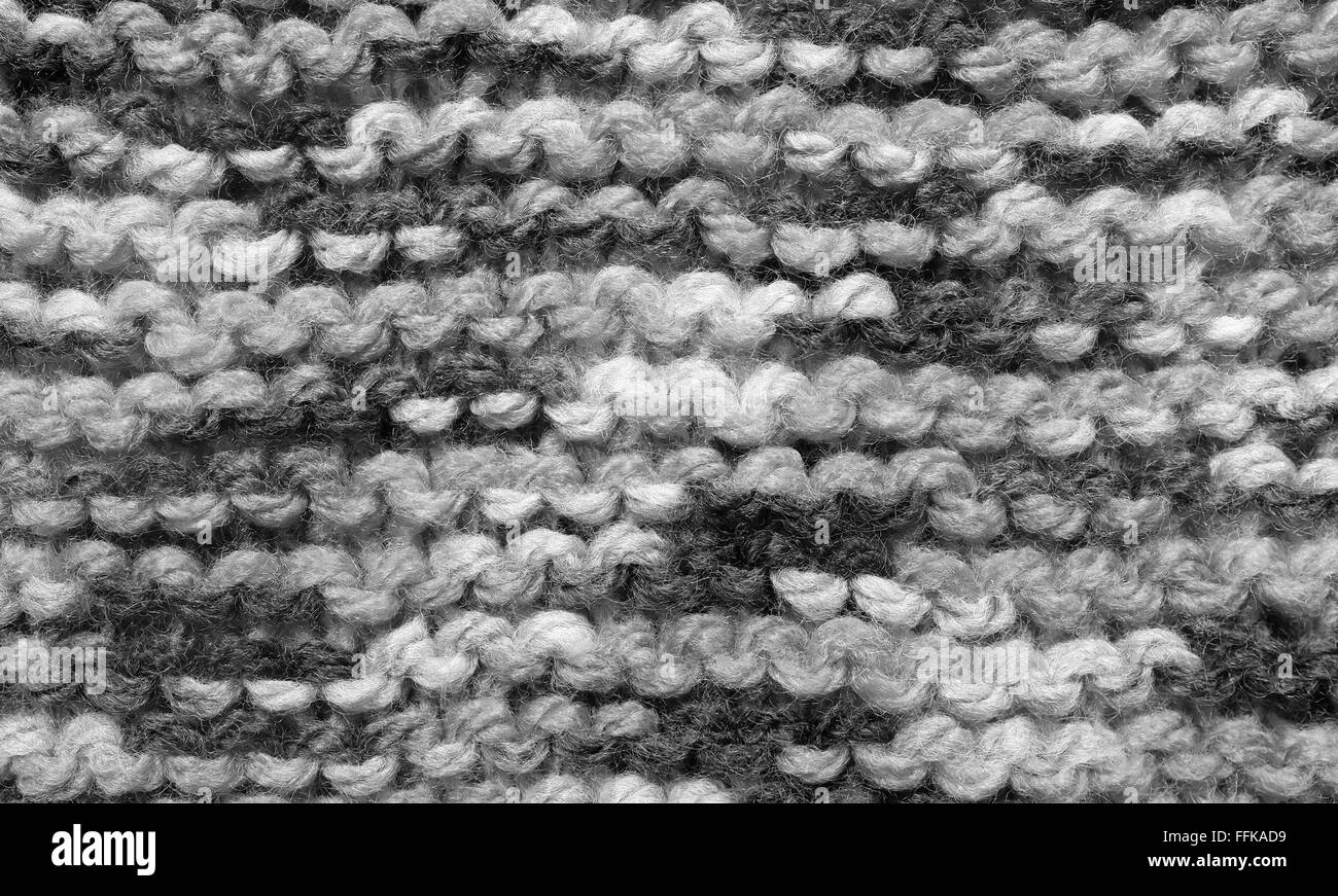 Nahaufnahme von horizontalen Linien von Kraus rechts in bunte Wolle als eine abstrakte Hintergrundtextur - monochrome Verarbeitung Stockfoto