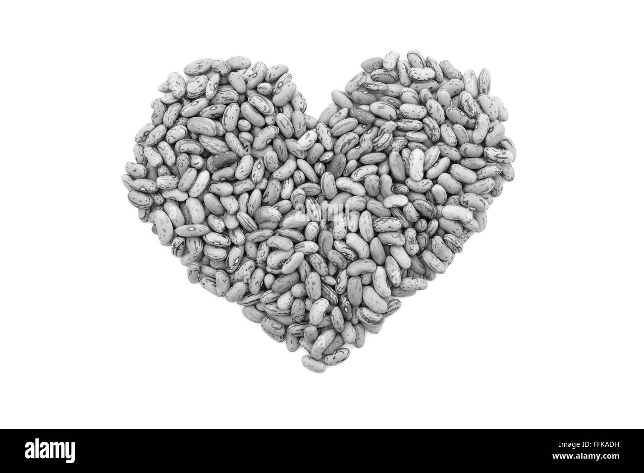 Cranberry Bohnen oder Borlotti Bohnen in Form eines Herzens, isoliert auf einem weißen Hintergrund - monochrome Verarbeitung Stockfoto