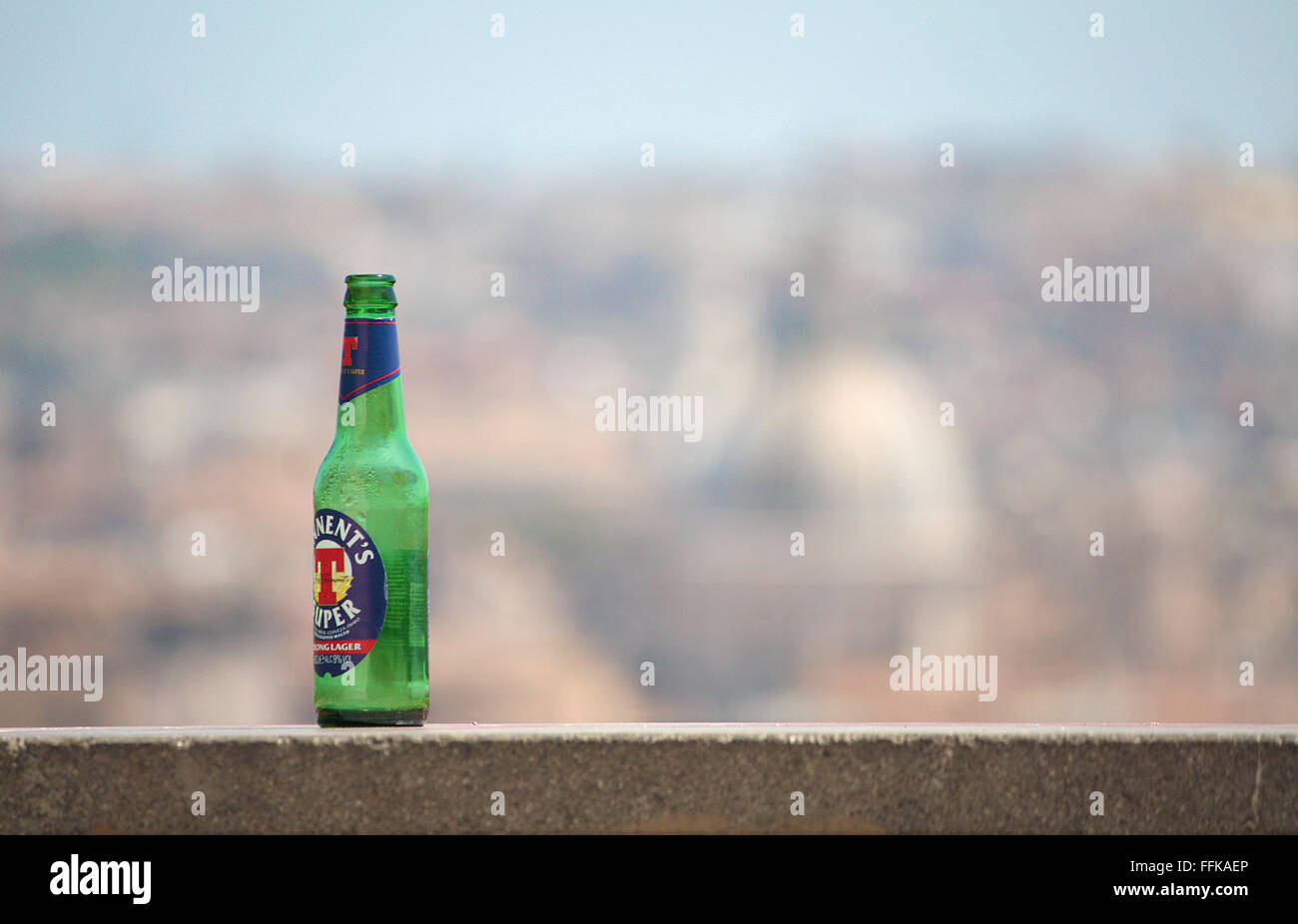 Rom, Italien – 18. Juli 2010: Eine leere Bierflasche am Rande der Stadt. Stockfoto