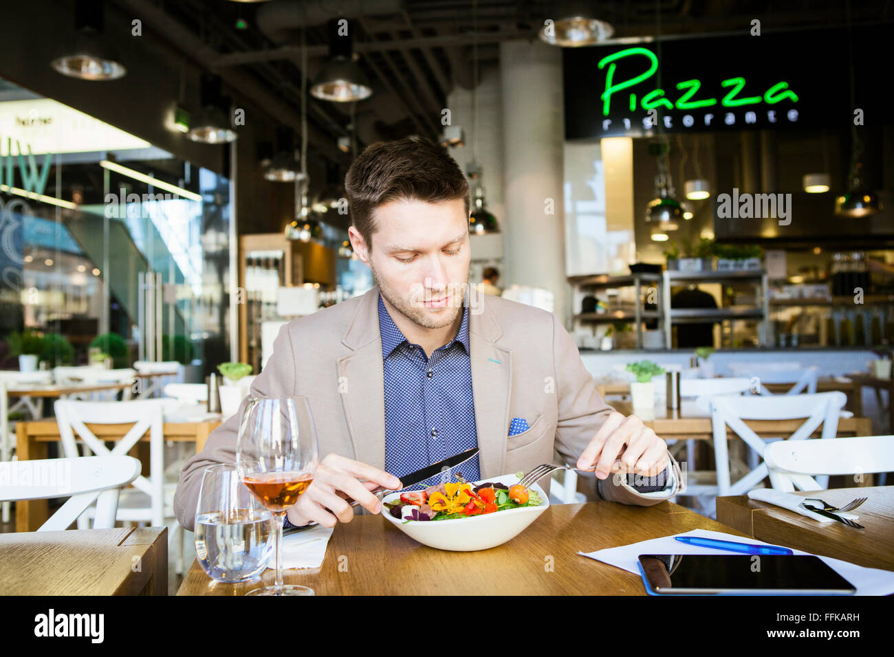 Mitte erwachsenen Mannes, Mittagessen im restaurant Stockfoto