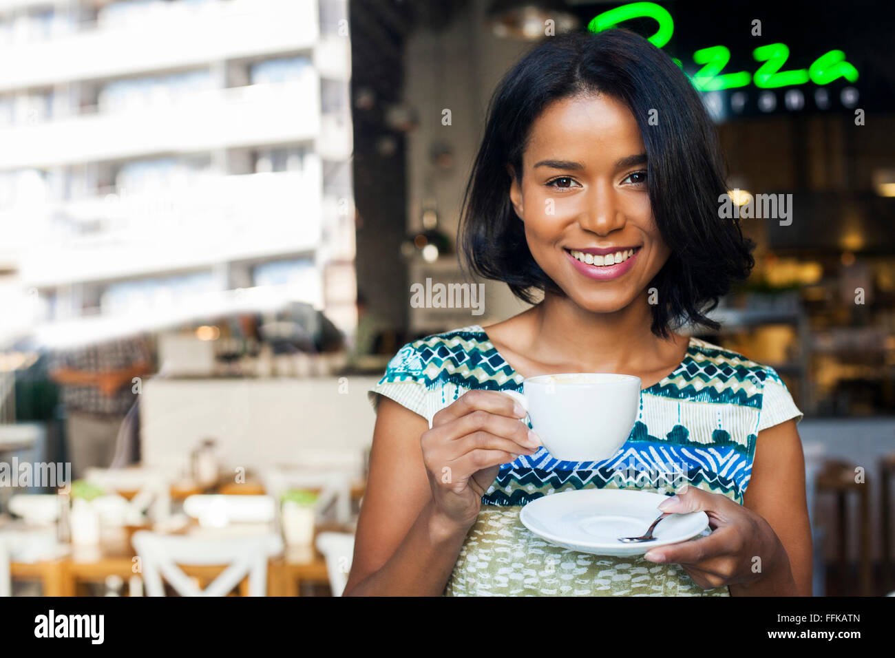 Gemischte Rassen Frau nimmt eine Kaffeepause Stockfoto