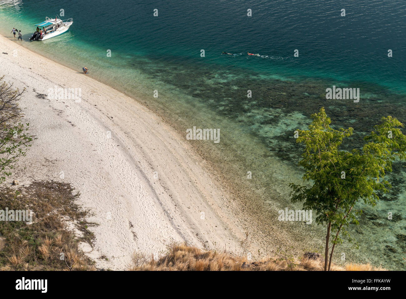 Strand und Korallenriff Kelor Insel am Rande des Komodo Nationalparks, Nusa Tenggara, Indonesien Stockfoto