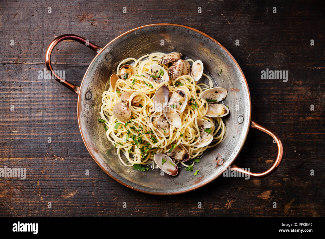 Pasta mit Meeresfrüchten mit Venusmuscheln Spaghetti Alle Vongole auf hölzernen Hintergrund Stockfoto
