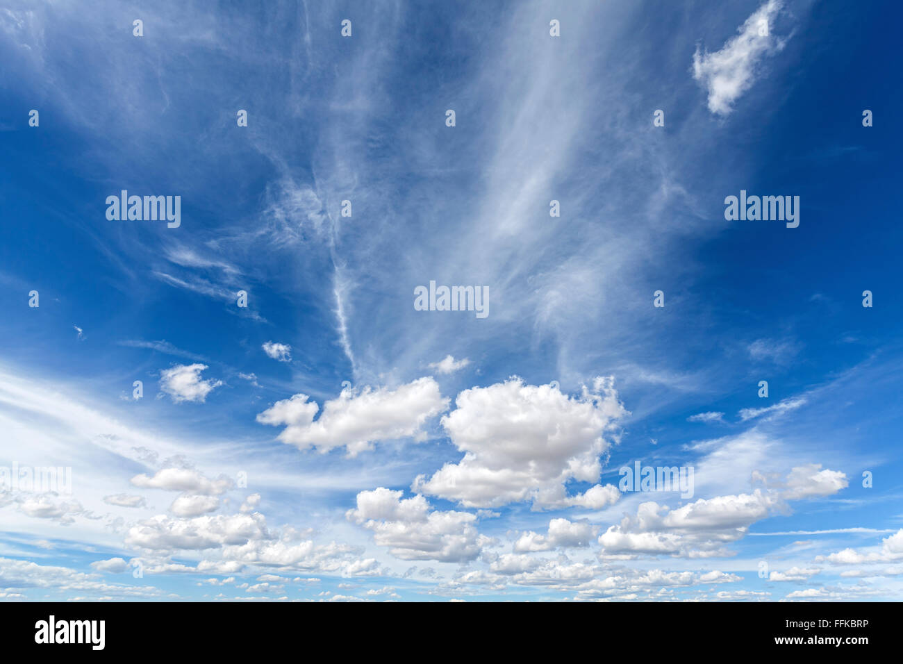 Schöne Wolken am blauen Himmel. Stockfoto