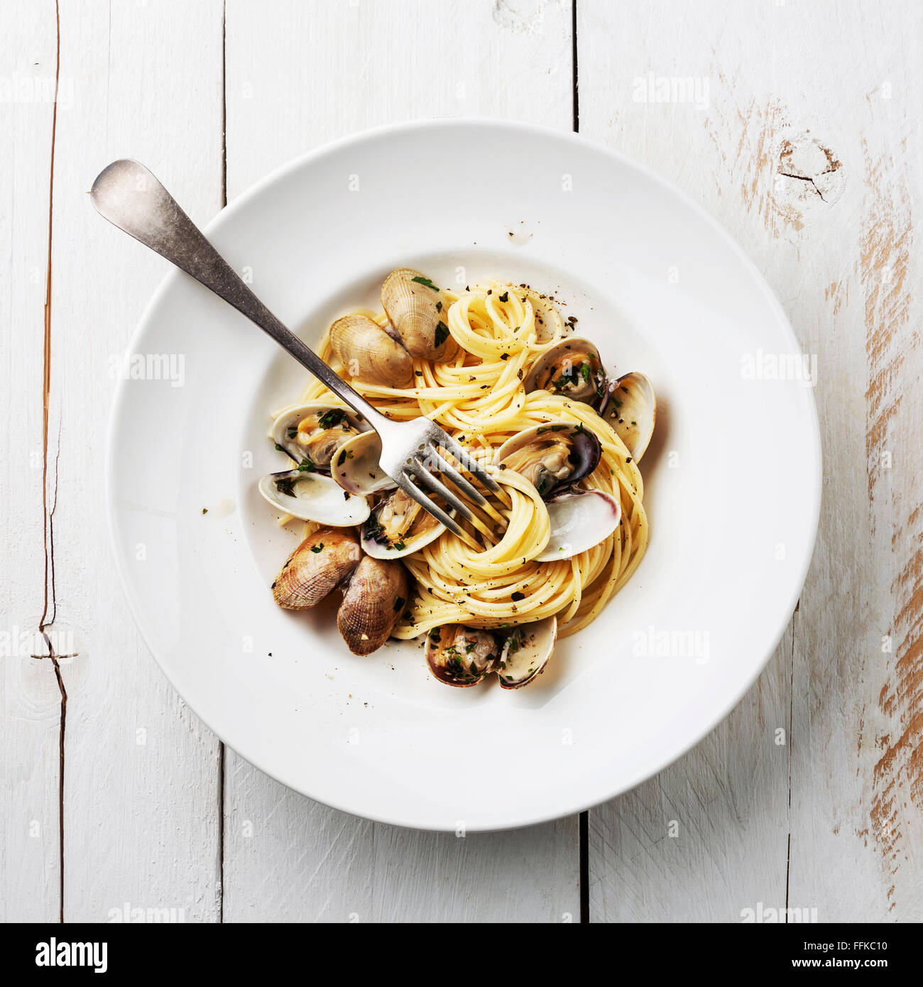 Pasta mit Meeresfrüchten mit Venusmuscheln Spaghetti Alle Vongole auf weißem Holz Hintergrund Stockfoto