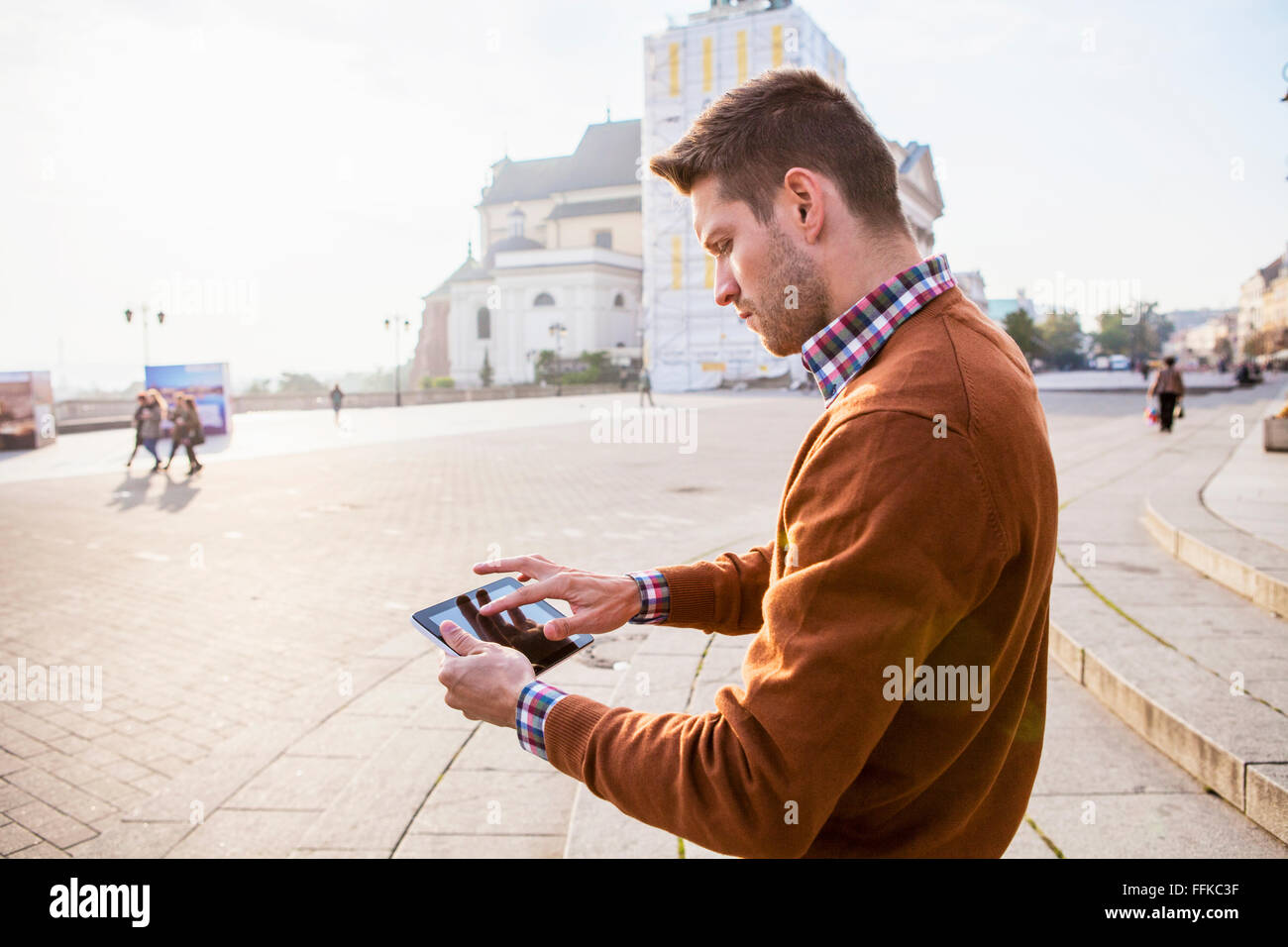 Mann auf einer Städtereise mit Touch-screen Stockfoto