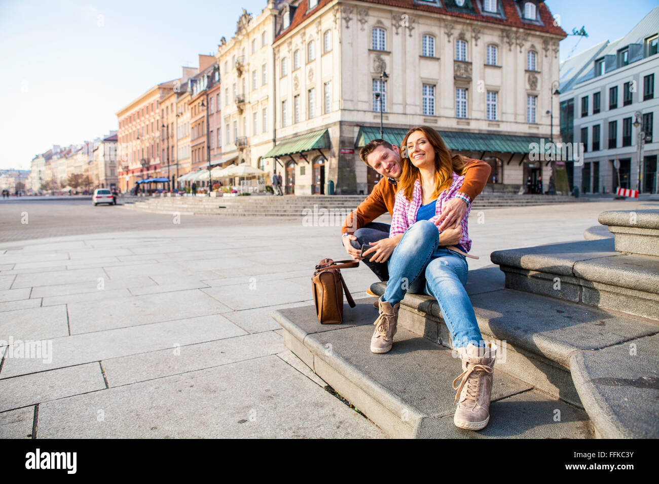 Mitte erwachsenes paar auf einer Städtereise ruht am Stadtplatz Stockfoto