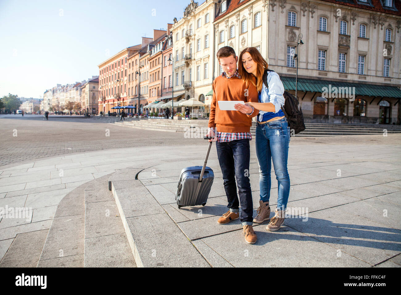 Mitte erwachsenes paar auf einer Städtereise mit digital-Tablette Stockfoto