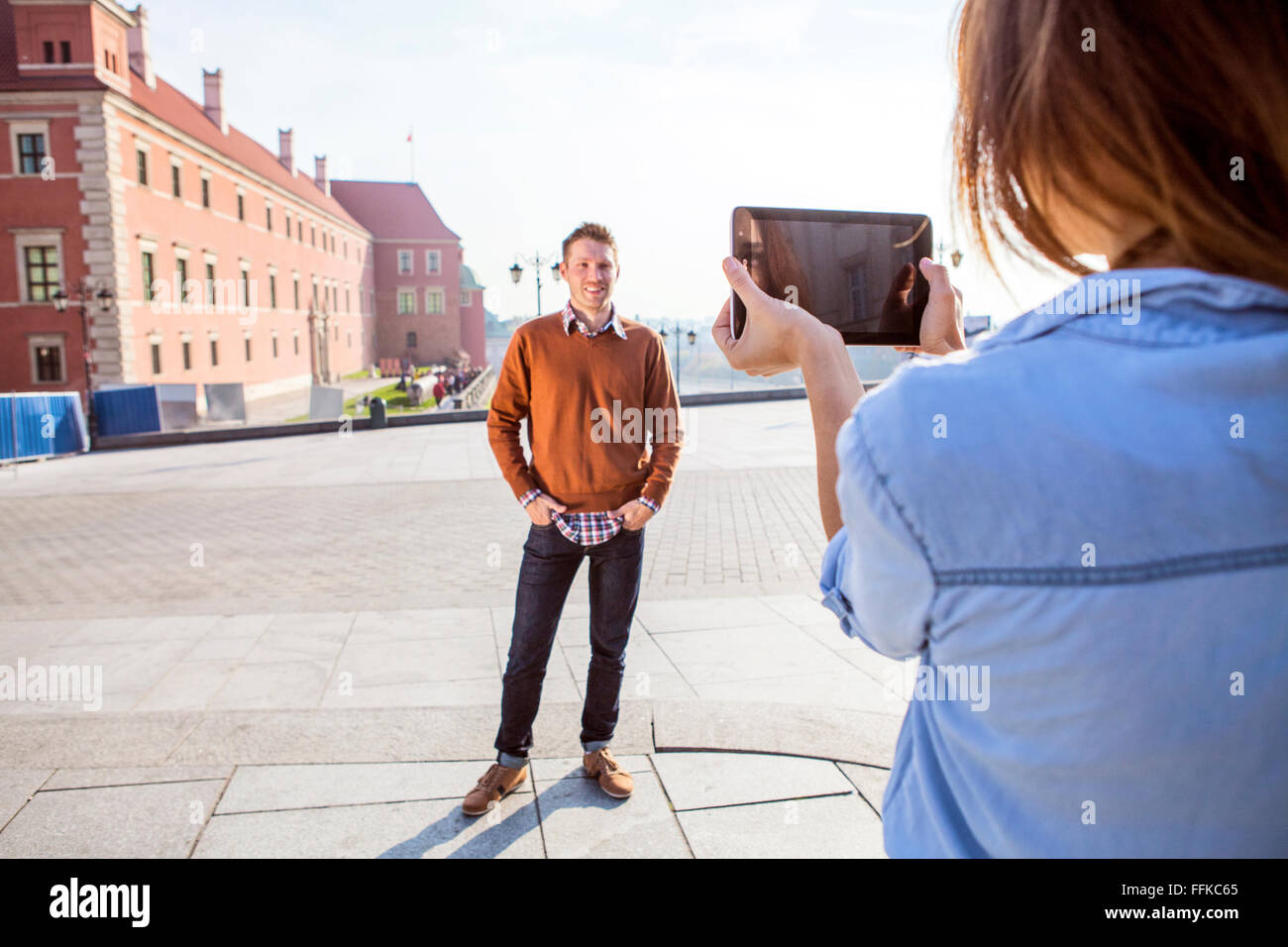 Mitte Erwachsene Frau, die eine Aufnahme von Freund Stockfoto