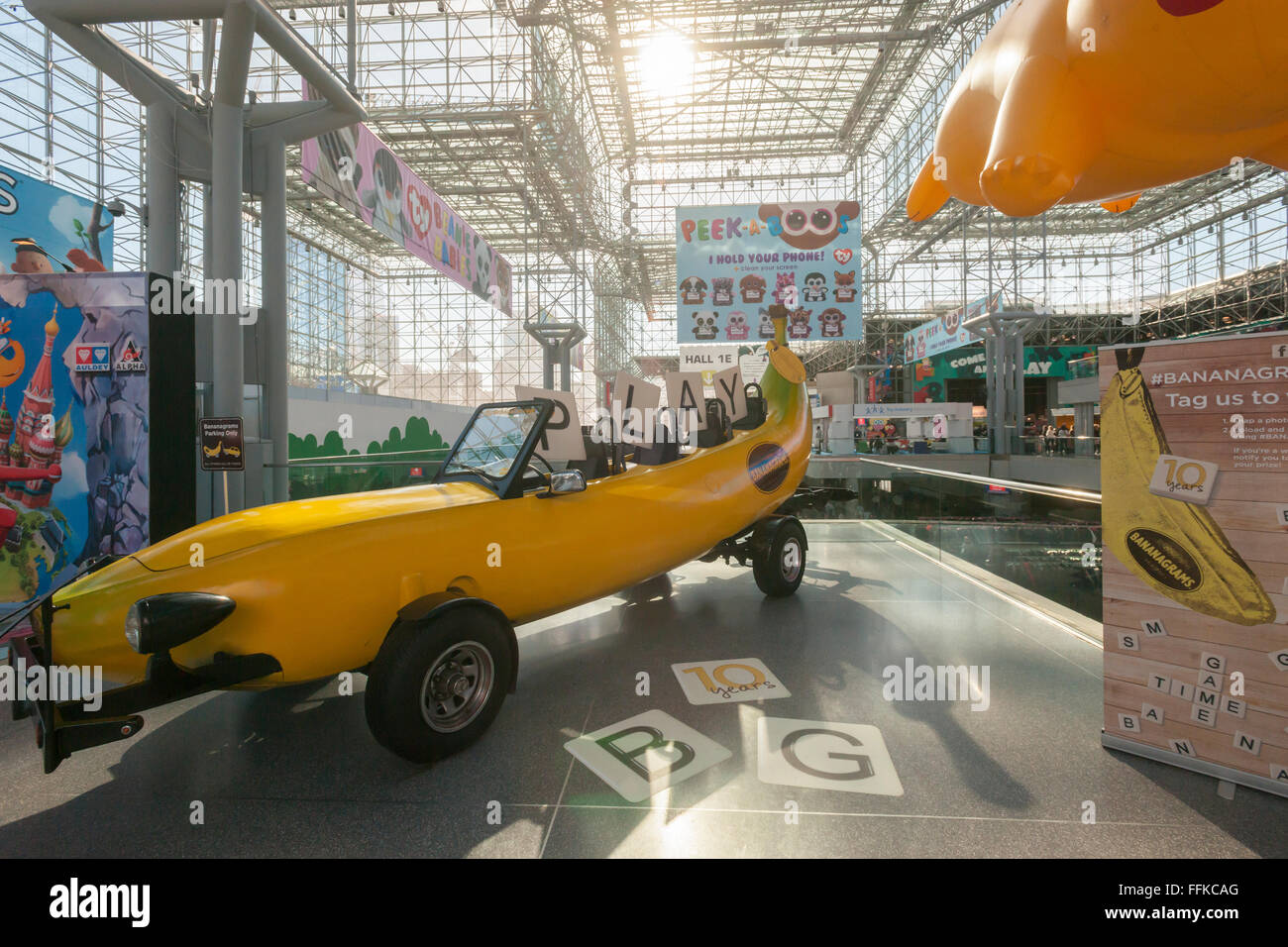 Bananagrams Big Banana-Car auf der 113. North American International Toy Fair im Jacob Javits Convention Center in New York auf Sonntag, 14. Februar 2016 angezeigt.  Das Unternehmen feiert 10 Jahre seiner generationenübergreifende Wort-Spiel. (© Richard B. Levine) Stockfoto