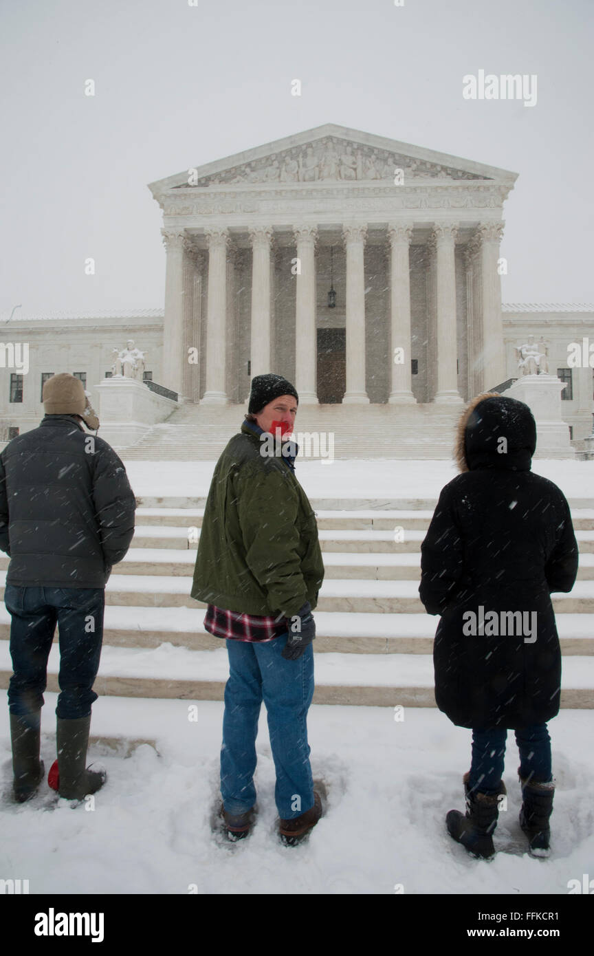 Februar 15,2016, Washington DC, Vereinigte Staaten von Amerika: Mitglieder einer Anti-Abtreibungs-Koalition hält eine Stille Mahnwache an der US-Supreme Court während eines Schneesturms. Bildnachweis: Patsy Lynch/Alamy Live-Nachrichten Stockfoto