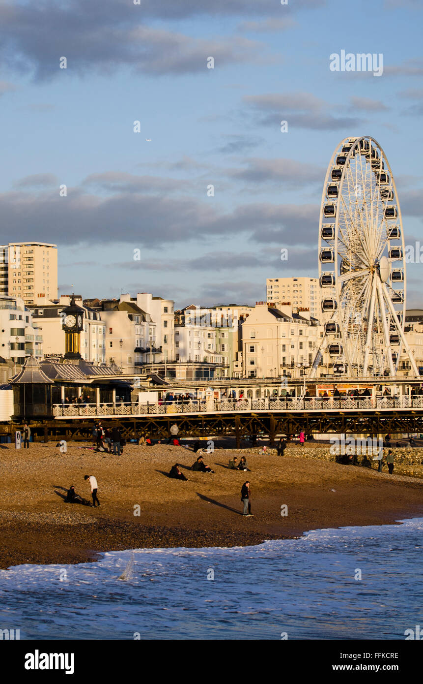 Brighton, UK. 15. Februar 2016. Großbritannien Wetter. Eine rege klaren sonnigen Nachmittag auf Brighton Seafront, wo Hunderte von Menschen am Strand sind, genießen Beginn der Schule Halbzeit Pause. Wenn die Sonne untergeht gibt es einen wunderschönen Sonnenuntergang und eine Murmuration Anzeige von den Staren, bevor sie für die Nacht unter Brighton Pier Schlafplatz. Bildnachweis: Francesca Moore/Alamy Live-Nachrichten Stockfoto