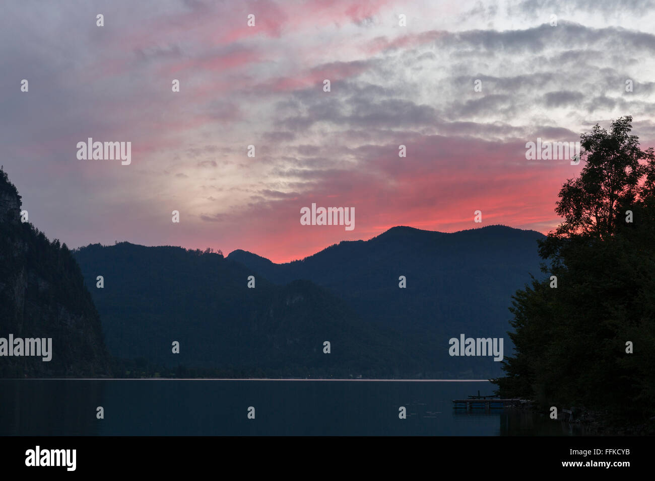 rosa Himmel Sonnenuntergang auf alpinen See Mondsee, Österreich Stockfoto