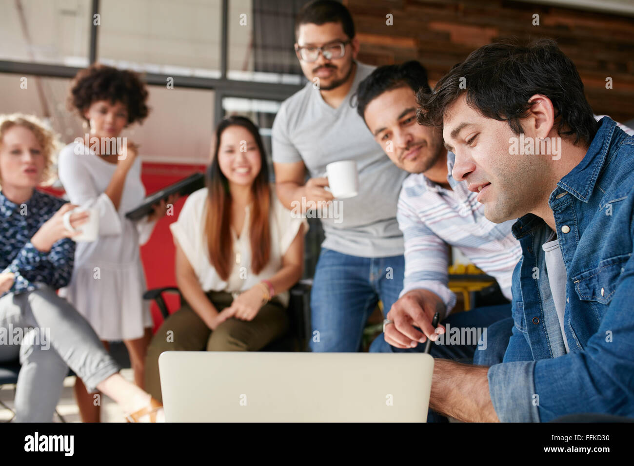 Gruppe von jungen Geschäftsleuten zusammen in einer Sitzung und eine Diskussion auf neue kreative Projekt. Junge Designer zeigen som Stockfoto
