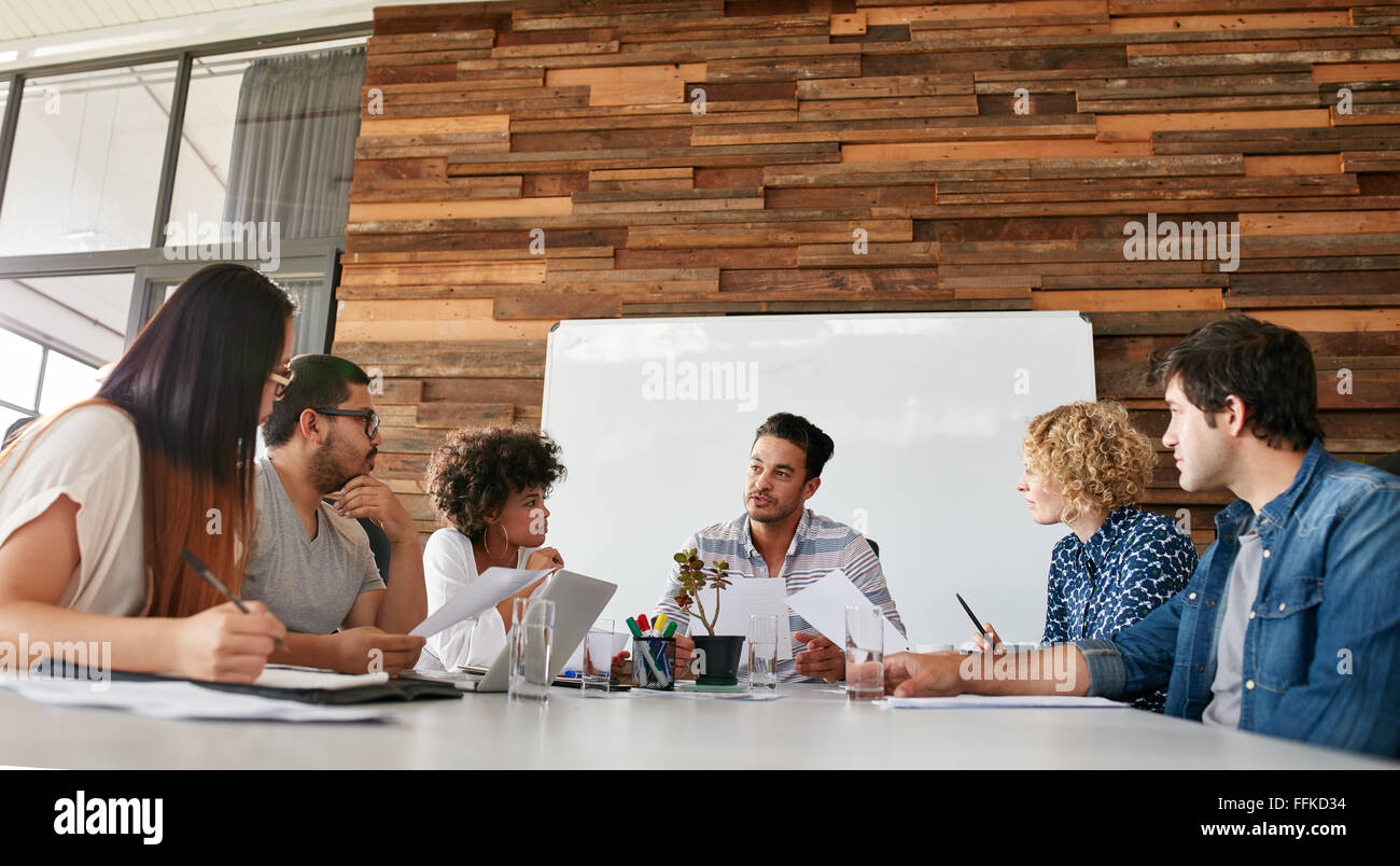 Gruppe von Geschäftsleuten mit Treffen in einem Konferenzraum in einem Büro. Kreativ-Team am Tisch diskutieren neue Strategie Stockfoto