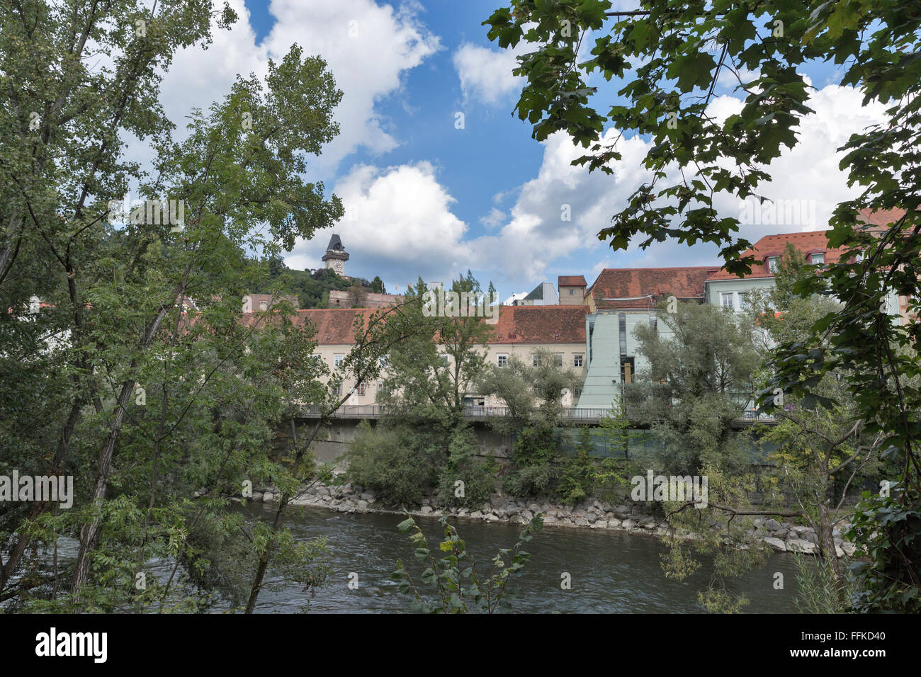 Grazer Stadtbild mit Bäumen und Murufer in Österreich Stockfoto