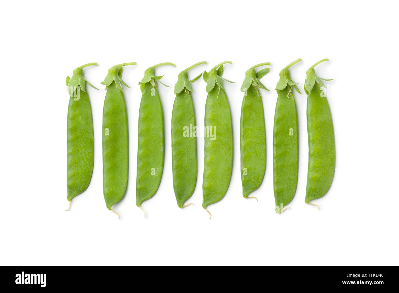 Frische grüne Zucker Zuckerschoten in einer Reihe auf weißem Hintergrund Stockfoto