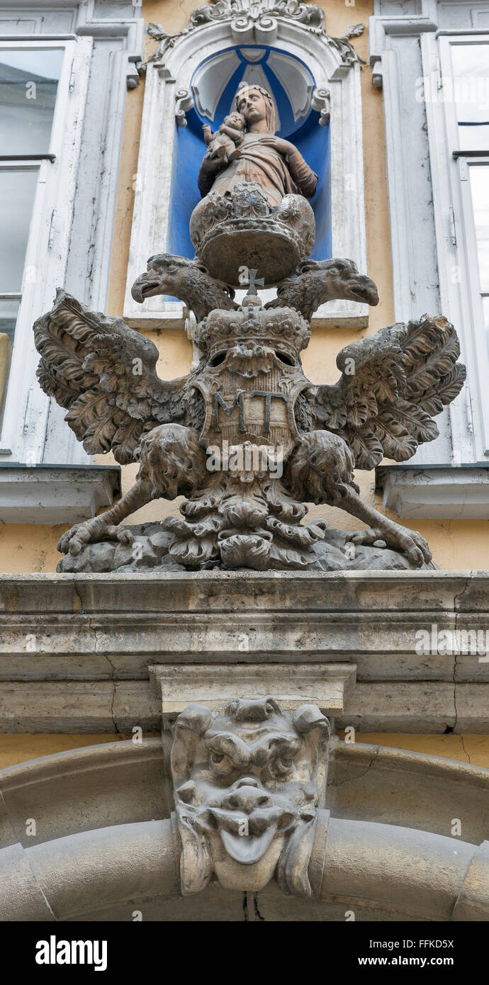 Antike Dekoration Statue Closeup auf die Fassade des Hauses in Graz, Steiermark, Österreich. Jungfrau Maria und Doppeladler. Stockfoto