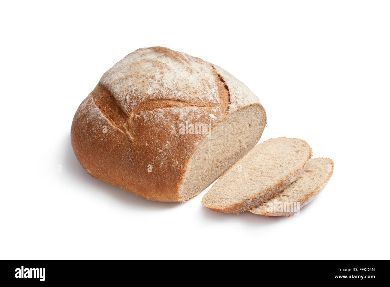 Ganze Frische handwerkliche Laib Brot und Scheiben auf weißem Hintergrund Stockfoto