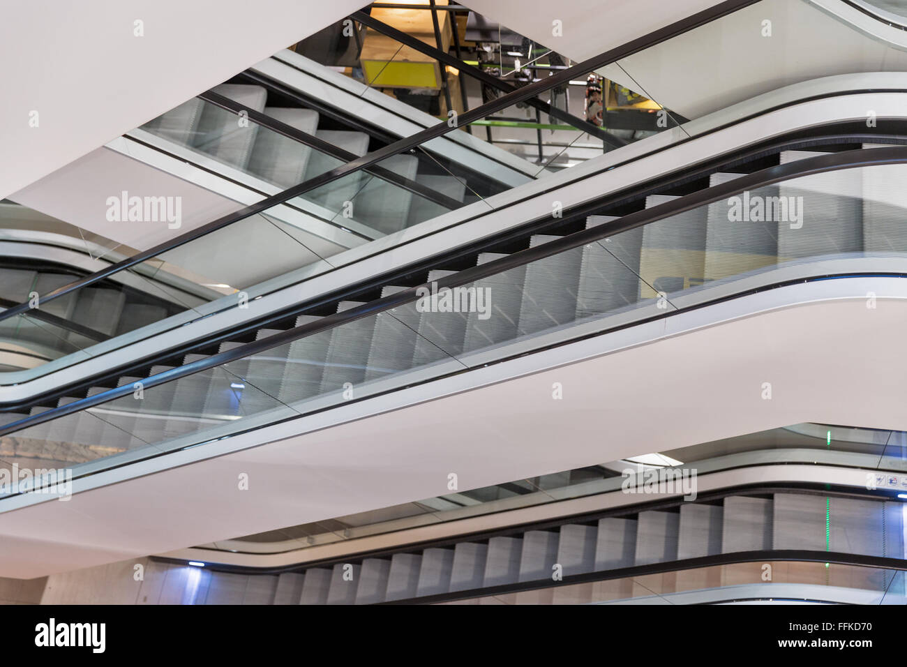 Rolltreppe im modernen Einkaufszentrum, Ansicht von oben Stockfoto