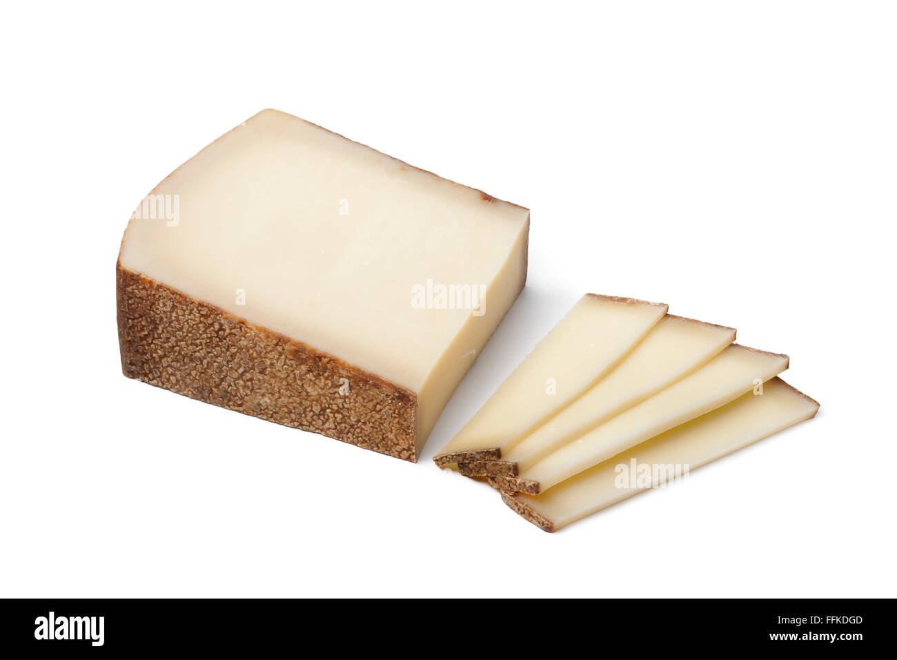 Stück Schweizer Gruyere Käse und Scheiben auf weißem Hintergrund Stockfoto