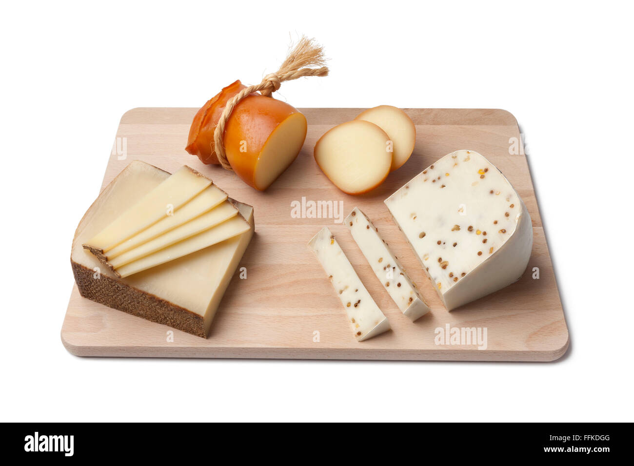 Auswahl an Käse auf hölzernen Platte weißen Hintergrund Stockfoto