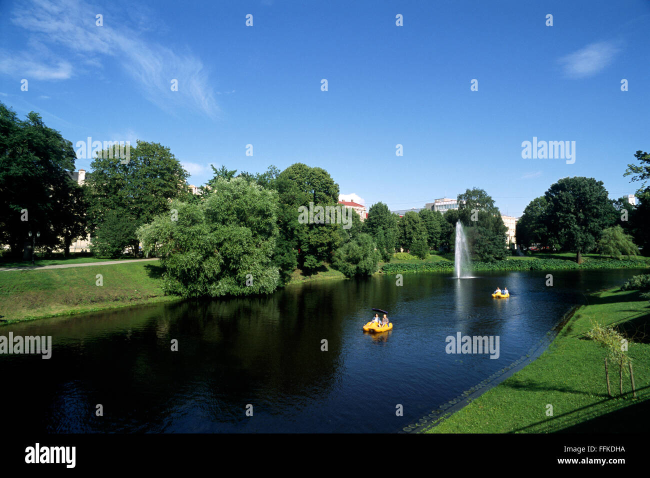 Lettland, Riga, Bastejkalna Park, Stadtkanal Stockfoto