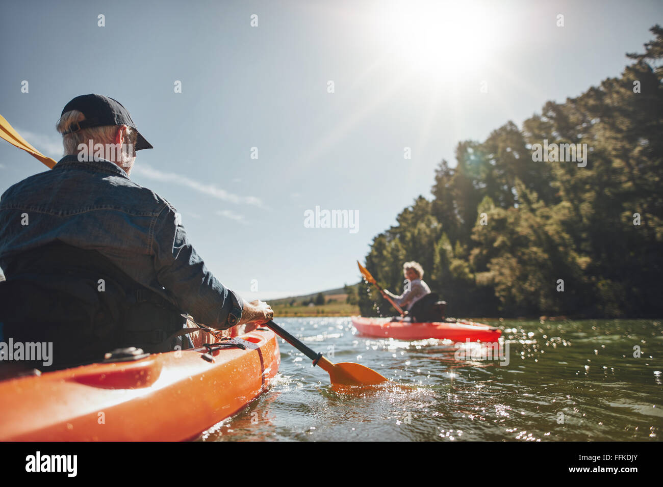 Bild von älteres paar Kanu im See an einem sonnigen Tag. Kajakfahrer im See paddeln. Stockfoto