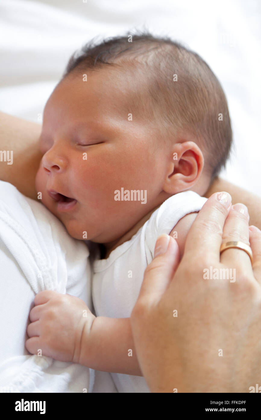 Neugeborenes Baby in armen Mütter schlafen Stockfoto