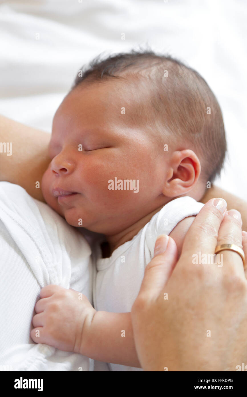 Neugeborenes Baby in armen Mütter schlafen Stockfoto